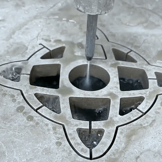 Découpe de céramique souple avec un jet d'eau haute pression